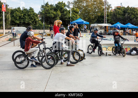 Bmx au skate park, au cours de la compétition de freestyle, Fuengirola, Espagne. Banque D'Images