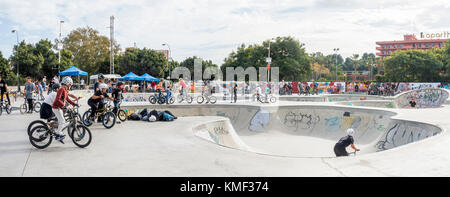 Bmx au skate park, au cours de la compétition de freestyle, Fuengirola, Espagne. Banque D'Images