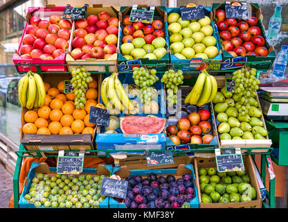 Vendeur de fruits et légumes paris market stall Banque D'Images