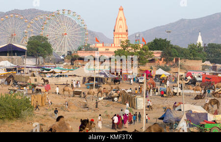 Des temples hindous et des grandes roues donnent sur le chameau de Pushkar, Pushkar, Rajasthan festival, Inde Banque D'Images