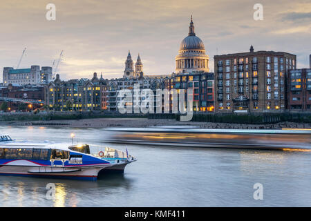 La Cathédrale St Paul et la City de Londres, la Tamise, Londres Angleterre Royaume-uni Banque D'Images