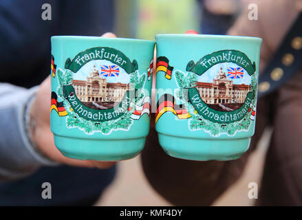 Chopes de vin chaud au marché de Noël allemand de Birmingham, en Angleterre, Royaume-Uni Banque D'Images