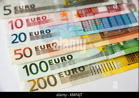 UE service - cinq euro note (5), 10 euro note (10), note vingt euros (20 €), cinquante euro note (50 €), une centaine d'euros (100 euros) et deux des centaines e Banque D'Images