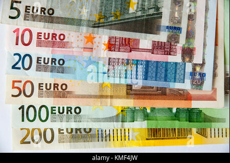 UE service - cinq euro note (5), 10 euro note (10), note vingt euros (20 €), cinquante euro note (50 €), une centaine d'euros (100 euros) et deux des centaines e Banque D'Images