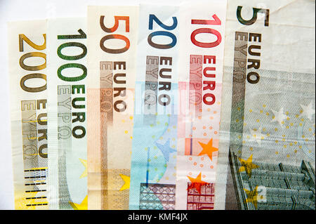 UE service - cinq euro note (5), 10 euro note (10), note vingt euros (20 €), cinquante euro note (50 €), une centaine d'euros (100 euros) et deux des centaines e Banque D'Images