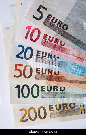 UE service - cinq euro note (5), 10 euro note (10), note vingt euros (20 €), cinquante euro note (50 €), une centaine d'euros (100 euros) et deux des centaines e Banque D'Images