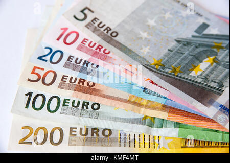 UE service - cinq euro note (5), 10 euro note (10), note vingt euros (20 €), cinquante euro note (50 €), une centaine d'euros (100 euros) et deux des centaines e Banque D'Images