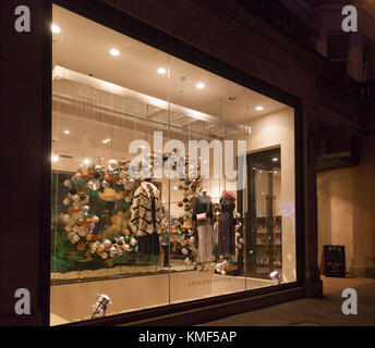 Fenêtre de la boutique de vêtements et d'articles ménagers Anthropologie à George St, Édimbourg, décorée pour Noël. Un client navigue à l'intérieur. Banque D'Images