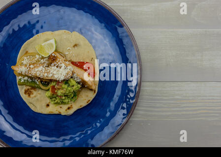 Plaque bleue avec fajita et copie espace à droite Banque D'Images