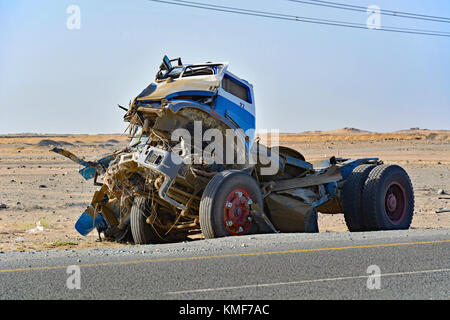 Camion épave près de 2e ville industrielle, au sud de Jeddah, Arabie saoudite. Horrible accident sur la route sert d'avertissement aux conducteurs. Banque D'Images