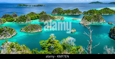 Vue depuis le sommet de l'île de Raja Ampat piaynemo la Papouasie occidentale en Indonésie avec de belles petites îles Banque D'Images