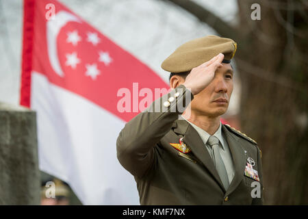 Le général Joe Dunford du corps maritime, président des chefs d'état-major interarmées, accueille le chef d'état-major singapourien, le lieutenant-général Perry Lim Cheng Yeow, pour une visite de contrepartie à Whipple Field, à Washington, D.C., le 5 décembre 2017. (DOD Banque D'Images