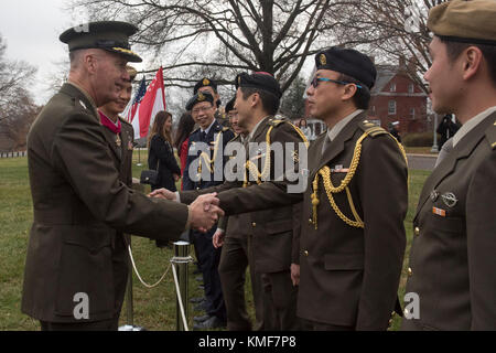 Le général Joe Dunford du corps maritime, président des chefs d'état-major interarmées, accueille le chef d'état-major singapourien, le lieutenant-général Perry Lim Cheng Yeow, pour une visite de contrepartie à Whipple Field, à Washington, D.C., le 5 décembre 2017. (DOD Banque D'Images