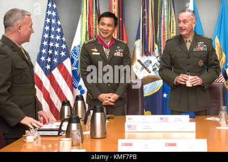 Le général Joe Dunford du corps maritime, président des chefs d'état-major interarmées, accueille le chef d'état-major singapourien, le lieutenant-général Perry Lim Cheng Yeow, pour une visite de contrepartie à Whipple Field, à Washington, D.C., le 5 décembre 2017. (DOD Banque D'Images