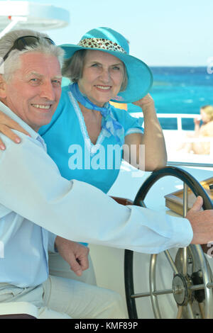 Vieux couple resting on yacht Banque D'Images