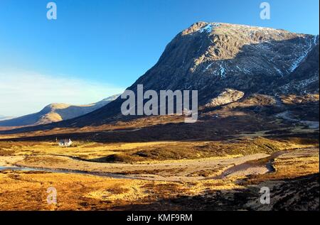Glencoe, en Écosse. Buchaille Etive ci-dessous Cottage Blackrock Mor montagne, hautes terres de l'ouest. En regardant vers Rannoch Moor. L'hiver Banque D'Images