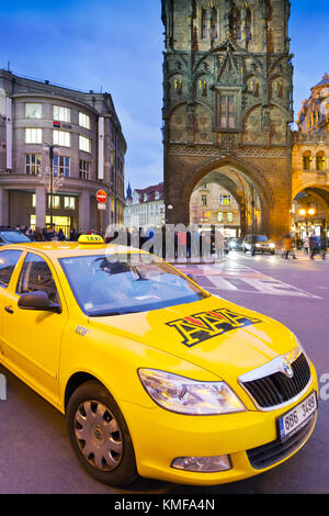 Les taxis jaunes aaa, pulver gate, prikopy street, old town, Prague, République tchèque Banque D'Images