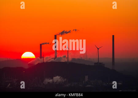 Coucher du soleil en face de Scholven power plant, Uniper, ciel rouge, les cheminées, les éoliennes, la Halde Oberscholven wind farm Banque D'Images