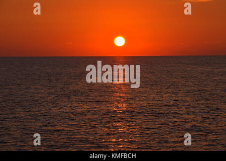 Un stunnig coucher de soleil sur la mer paphos, Paphos Chypre renouned pour ses couchers de soleil Banque D'Images