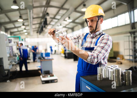 Un superviseur qui effectue le contrôle de la qualité et contrôle en usine de pruduction Banque D'Images