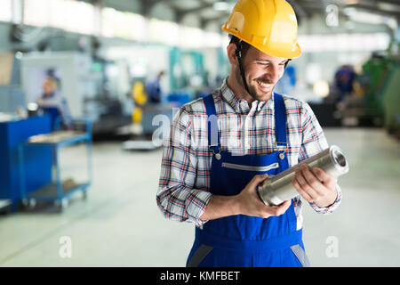 Portrait d'un ingénieur travaillant à l'usine de métal Banque D'Images