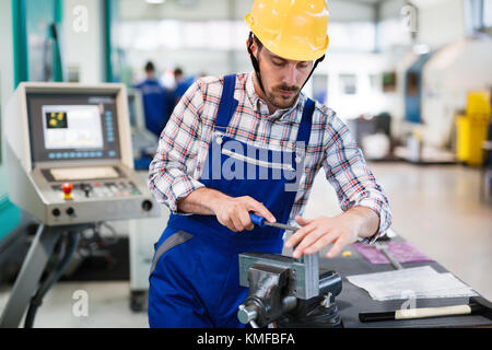 Usine Industrielle employé travaillant dans l'industrie de la fabrication métallique Banque D'Images