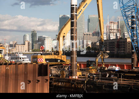 Travaux de construction en cours sur le tunnel de la Tamise Tideway ou Super Sewer sur la Tamise près de Wapping à Londres, Angleterre, Royaume-Uni. Le Thames Tideway tunnel est un projet de génie civil de 25 km en construction, qui passe principalement sous la section marémotrice de la Tamise à travers le centre de Londres, et qui permettra de capter, stocker et acheminer presque tous les rejets combinés d'eaux usées brutes et d'eaux pluviales qui débordent actuellement dans la rivière. Banque D'Images