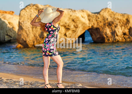 Une belle femme à une beauté sauvage plage avec des grottes uniques à Karpathos, Grèce Banque D'Images