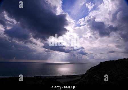 Un stunnig coucher de soleil sur la mer paphos, Paphos Chypre renouned pour ses couchers de soleil Banque D'Images