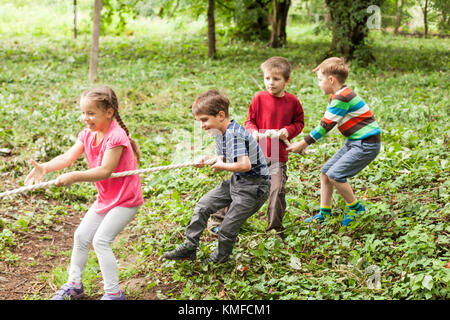 Tug-of-war in park Banque D'Images