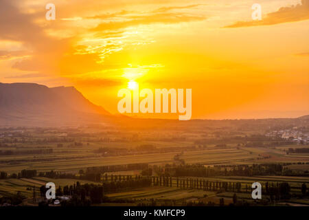 Vue sur la ville l'heure du coucher du soleil à Osh, Kirghizistan Banque D'Images