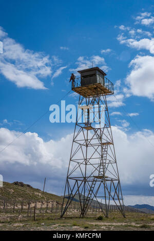 Tour d'observation de la frontière militaire au Kirghizistan avec frontière chinoise Banque D'Images