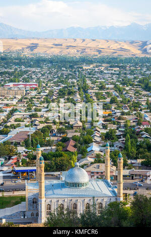 Vue aérienne au-dessus des toits et de la mosquée dans la ville de Osh, Kirghizistan Banque D'Images