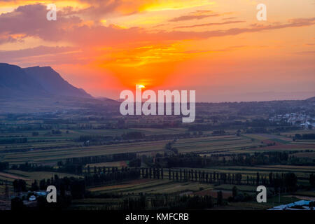 Vue sur la ville l'heure du coucher du soleil à Osh, Kirghizistan Banque D'Images