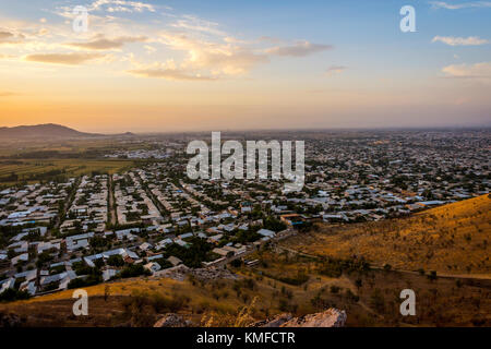 Vue sur la ville l'heure du coucher du soleil à Osh, Kirghizistan Banque D'Images