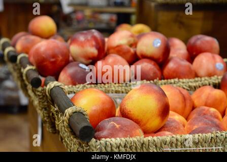 Fruits frais et autres marchandises en Ottos arcade, Townsville, Queensland, Australie Banque D'Images