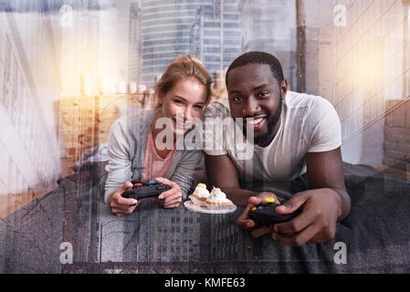 Nice cheerful couple having fun at home Banque D'Images
