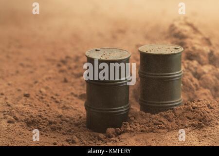 Batterie miniature en sol brun Banque D'Images