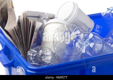 Vieux papiers et les bouteilles en plastique dans la poubelle Banque D'Images