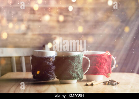 Fond de noël avec trois tasses de thé chaud, saint valentin. bonne année. Banque D'Images