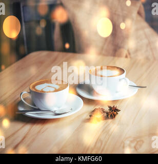 Noël arrière-plan avec deux tasses de café, saint valentin. bonne année. Banque D'Images