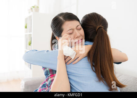 Belle jeune femme pour faire place au don triste fille quand son meilleur ami après rupture avec copain et pleurer à la maison. Banque D'Images