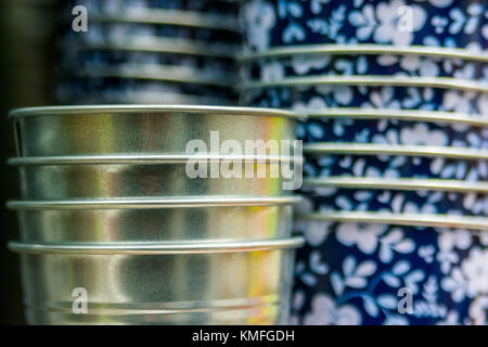 Pots de métal dans le magasin fleuriste Banque D'Images