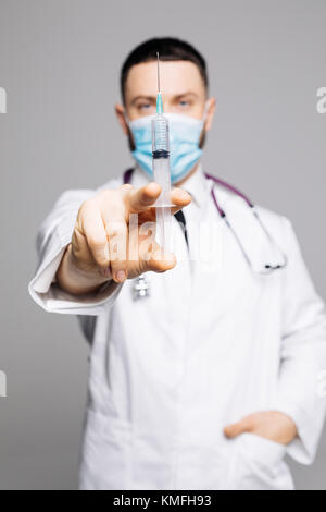 Médecin , étudiant en médecine et masque gown holding syringe isolated on white background studio. Banque D'Images
