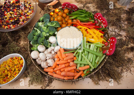 Buffet de collations santé lors d'une partie, y compris les légumes et salade de haricots Banque D'Images