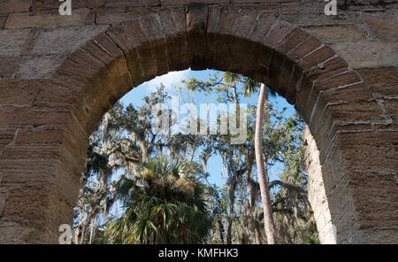 Une arche en pierre restant au New Smyrna Sugar Mill ruins à New Smyrna Beach, Florida, USA. Banque D'Images