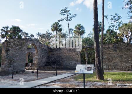 Un panneau d'en face d'édifices en ruine au New Smyrna Sugar Mill ruins à New Smyrna Beach, Florida, USA. Banque D'Images