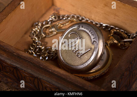 Papa's Pocket Watch dans une boîte en bois Banque D'Images