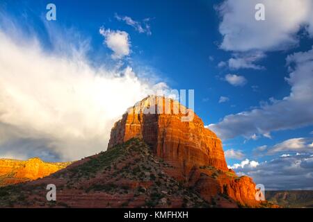 Palais de justice Butte Rock et paysage spectaculaire de ciel de coucher de soleil près d'Oak Creek Village dans l'ouest de Sedona Arizona États-Unis Banque D'Images