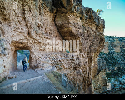 Passant le long tunnel throgh Bright Angel Trail au grand canyon Banque D'Images